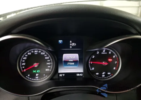 2015 Mercedes-Benz C 300 z USA, uszkodzony, nr VIN 55SWF4JB2FU063156